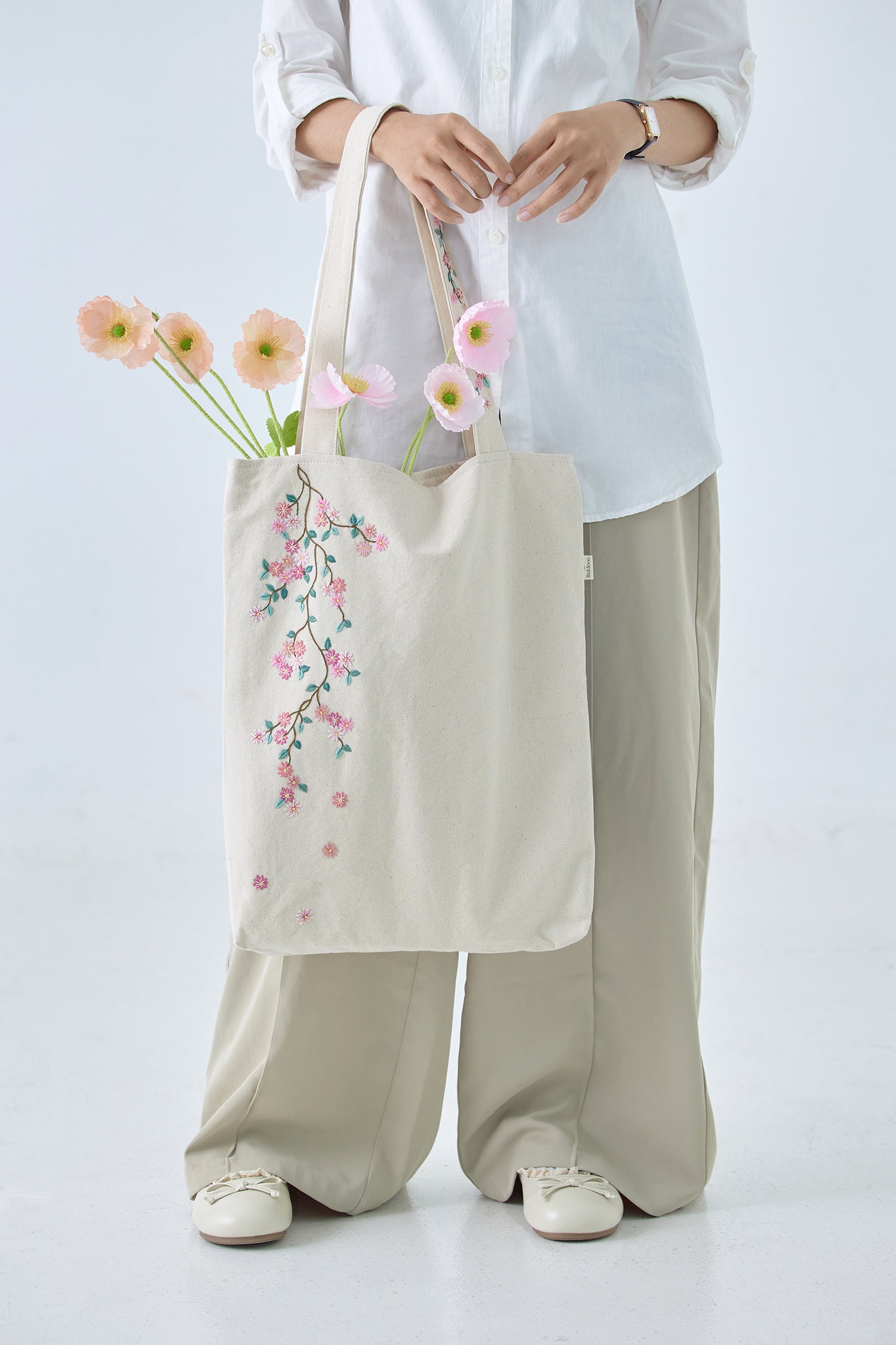 Falling Floral Embroidered Tote Bag Beige