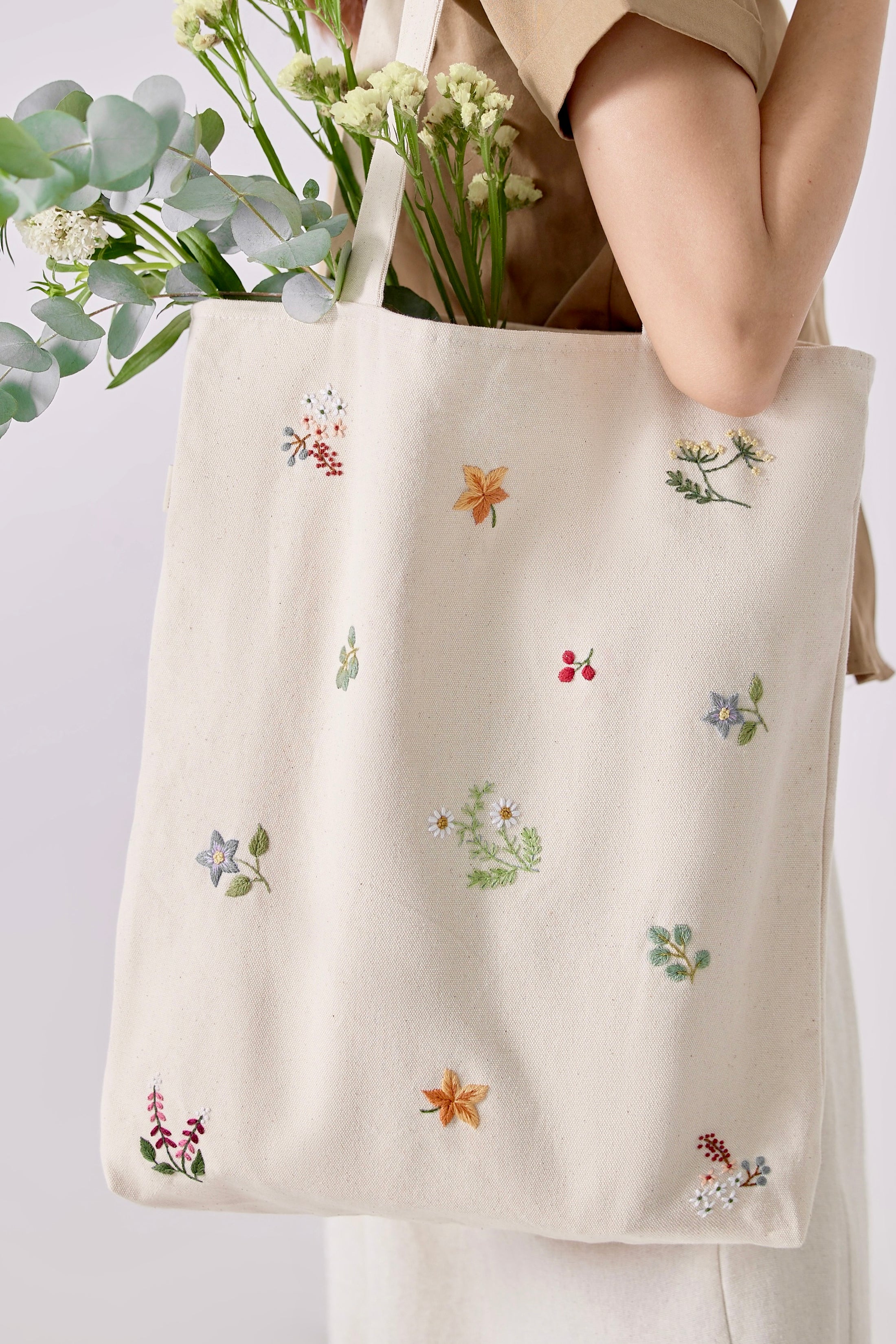Floral Embroidery Tote Bag Beige